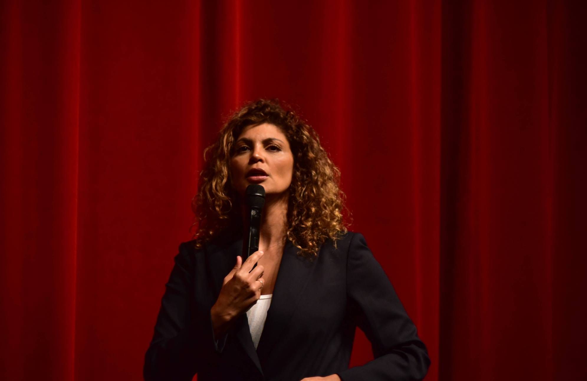 Nawell Madani accusee de violence sur enfant : une affaire qui secoue la scene artistique parisienne