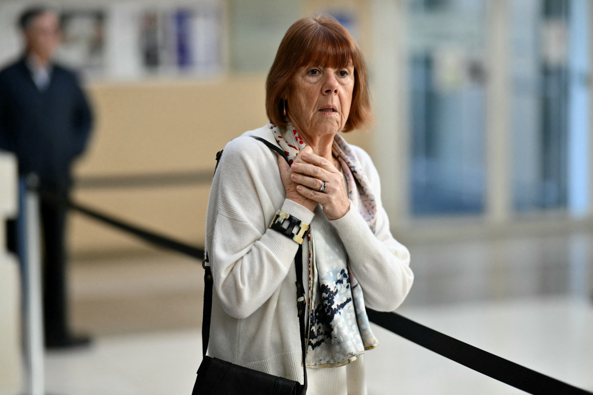 « Des femmes se révèlent en masse : Gisèle Pélicot accueillie par des cris de soutien lors du procès en appel des viols de Mazan »